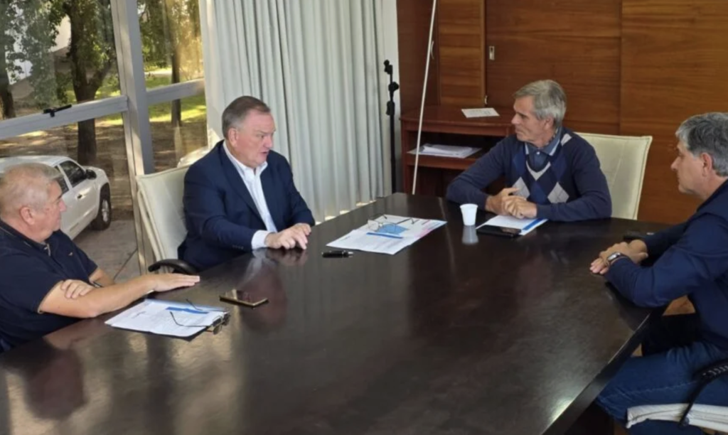 FELIPE MICHLIG ANALIZÓ CON AUTORIDADES DE LA DPV LA MARCHA DE OBRAS VIALES DEL DPTO. SAN CRISTÓBAL